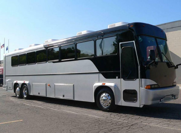 大巴租賃業務少，如何解決車找人的難題？