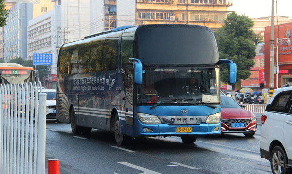 1665674975538578.jpg 公司班車租賃